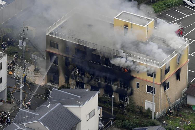 Brandfolk kæmper med at få slukket branden i animationsstudiet i Kyoto, Japan. Politiet har anholdt en mand, som de mener, har hældt benzin ud i bygningen. Foto: Kyodo/Ritzau Scanpix