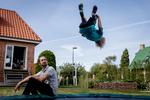 
Henrik Nielsen bor godt 3 kilometer fra lufthavnen, og må oftere og oftere opgive at opholde sig i sin have fordi støj og møg fra flyene fylder mere og mere. Da Politiken besøgte familien var det en af de gode dage, hvor 7-årige Saxo kunne springe i trampolin. 
   Foto: Mads Nissen/POLFOTO