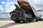 Et russisk militærfly lastes med S-400 missilforsvarssystemet, der skal fragtes til Ankara, Tyrkiet. Samarbejdet med Rusland har betydet, at Tyrkiet er blevet suspenderet fra F-35-kampflyprogrammet.   Foto: Handout/Ritzau Scanpix