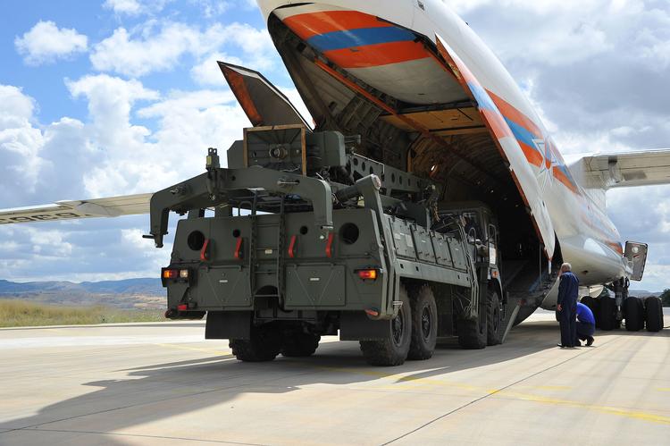 Et russisk militærfly lastes med S-400 missilforsvarssystemet, der skal fragtes til Ankara, Tyrkiet. Samarbejdet med Rusland har betydet, at Tyrkiet er blevet suspenderet fra F-35-kampflyprogrammet.   Foto: Handout/Ritzau Scanpix