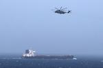 En millitærhelikopter flyver over et tank skib. Et udenlandsk tankskib er angiveligt blevet tilbageholdt af Irans Revolutionsgarde. Billedet har ikke relation til historien. Foto: Ahmed Jadallah/Ritzau Scanpix