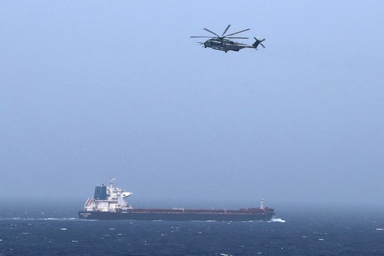 En millitærhelikopter flyver over et tank skib. Et udenlandsk tankskib er angiveligt blevet tilbageholdt af Irans Revolutionsgarde. Billedet har ikke relation til historien. Foto: Ahmed Jadallah/Ritzau Scanpix