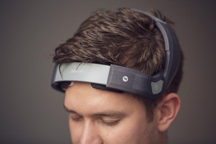 Platoscience har lavet det, de selv kalder en 'tænkehjelm'. Den hedder Platowork og kan efter behov skrue op eller ned for, hvor hurtigt dine neuroner sender deres signaler.  Foto: Miriam Dalsgaard/POLFOTO