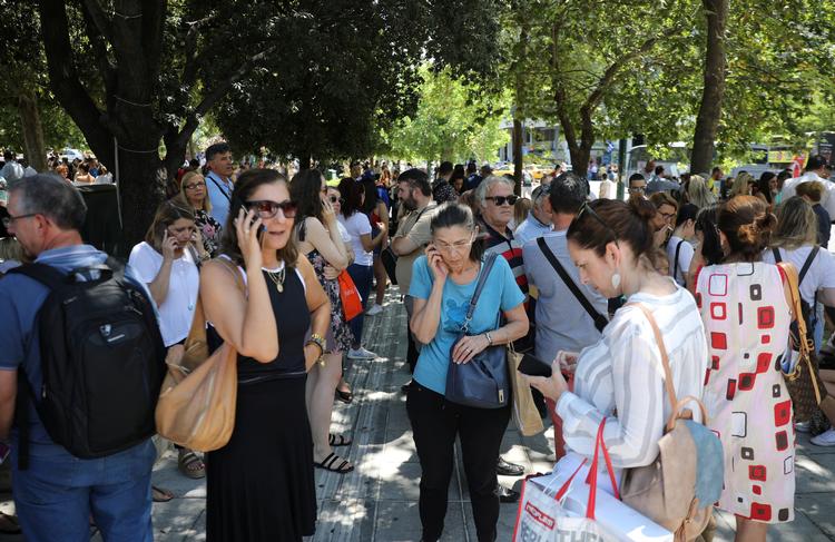 Folk stimler sammen på Syntagma Square, efter de er blevet evakueret fra nærliggende bygninger som følge af et jordskælv.  Foto: Alkis Konstantinidis/Ritzau Scanpix