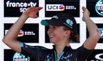 En glædestrålende Cecilie Uttrup Ludwig hyldes på Tour de France-podiet i Pau for sin tredjeplads i kvindernes WorldTour-løb.
 Foto: Gonzalo Fuentes/Ritzau Scanpix