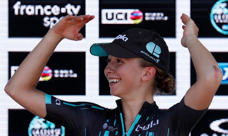 En glædestrålende Cecilie Uttrup Ludwig hyldes på Tour de France-podiet i Pau for sin tredjeplads i kvindernes WorldTour-løb.
 Foto: Gonzalo Fuentes/Ritzau Scanpix