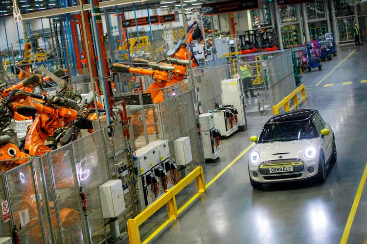 Fremtiden tilhører elbiler og andre grønne biler, mener den danske regering. Her er det en af de første elektriske Mini'er, der ruller ud fra en britisk fabrik. Men med de nuværende regler kan Danmark ikke kræve, at der fra 2030 kun sælges grønne biler, vurderer EU-Kommissionen. Foto: Tolga Akmen/Ritzau Scanpix