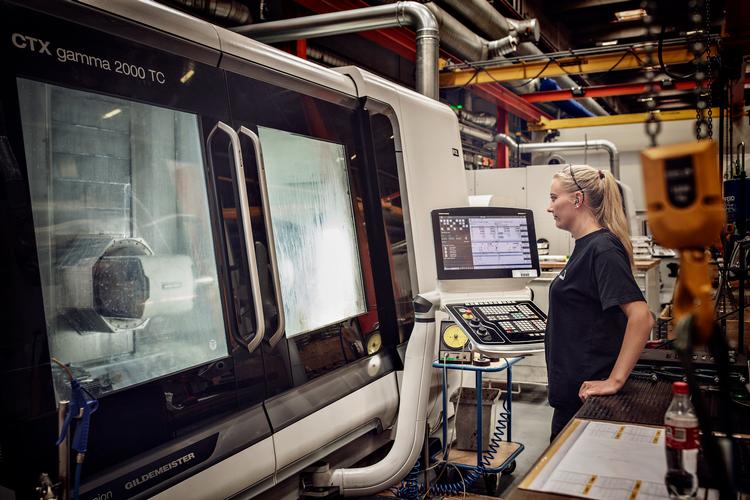 Der er regnet på alt ned til mindste detalje, når Mette Foldager arbejder foran sin gigantiske drejebænk. Overbelaster hun maskinen, så eksempelvis fræsespindlet går i stykker, koster det en halv million kroner at få udskiftet.  Foto: Miriam Dalsgaard/POLFOTO