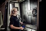 Den 25-årige industritekniker Mette Foldager er en af de mange unge med en erhvervsuddannelse, der bygger oven på med en videregående uddannelse.  Foto: Miriam Dalsgaard