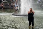 Kvinde køler ned i Washington Square Park i New York City, mens smeltende hede bevæger sig ind over landet og ventes at ramme i weekenden.  Foto: Drew Angerer/Ritzau Scanpix