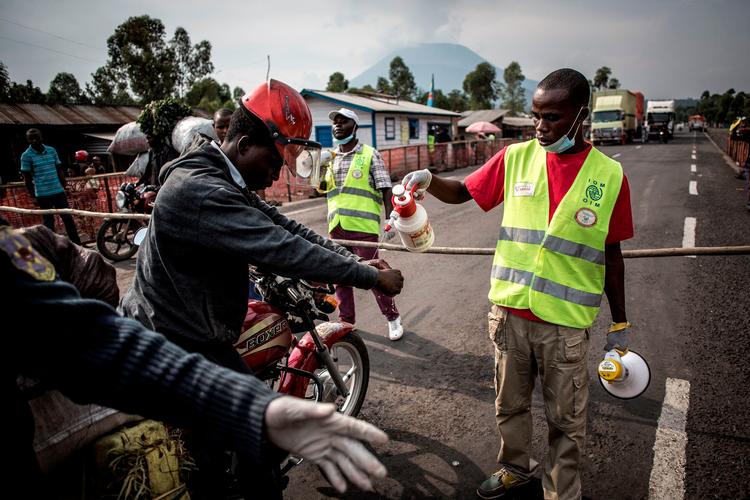 Ved checkpoints i området bliver folk stoppet, bedt om at vaske hænder og får deres temperatur målt med håndtermometre. Med 8-10  millioner  indbyggere i et urohærget område tre gange større end Danmark er arbejdet tæt på umuligt.    Foto: John Wessels/Ritzau Scanpix