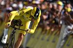 Julian Alaphilippe pressede kropen og cyklen til det yderst helt frem, til målstregen var passeret. Foto: Jeff Pachoud/Ritzau Scanpix