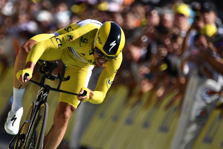 Julian Alaphilippe pressede kropen og cyklen til det yderst helt frem, til målstregen var passeret. Foto: Jeff Pachoud/Ritzau Scanpix