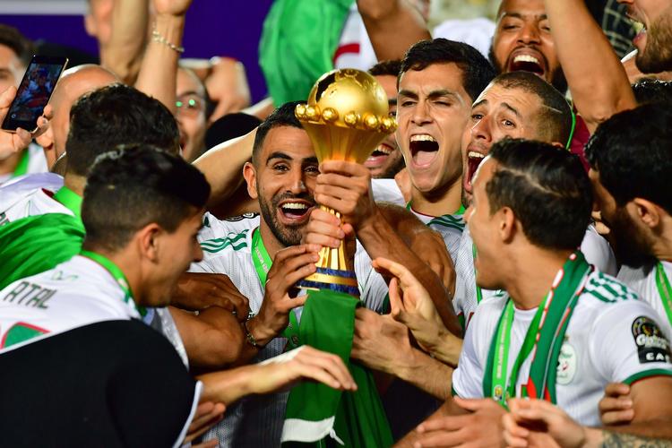 Stjernen Riyad Mahrez kunne feste med holdkammeraterne efter Algeriets sejr. Foto: Giuseppe Cacace/Ritzau Scanpix