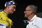 Julian Alaphilippe får sig en sludder med den seneste franske Tour de France-vinder Bernard Hinault, der sejrede i 1985. Foto: Jeff Pachoud/Ritzau Scanpix
