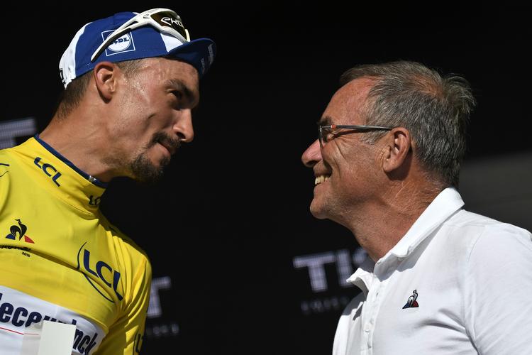 Julian Alaphilippe får sig en sludder med den seneste franske Tour de France-vinder Bernard Hinault, der sejrede i 1985. Foto: Jeff Pachoud/Ritzau Scanpix