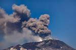 Vi har ikke billeder fra det seneste udbrud fra Etna, men der kommer jævnligt de mindre af slagsen - for eksempel her i februar. Foto: Salvatore Allegra/Ritzau Scanpix