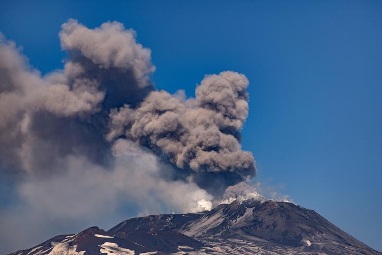 Vi har ikke billeder fra det seneste udbrud fra Etna, men der kommer jævnligt de mindre af slagsen - for eksempel her i februar. Foto: Salvatore Allegra/Ritzau Scanpix