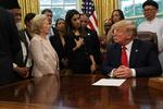 Donald Trump havde onsdag besøg af 27 ofre for religiøs forfølgelse i Det Hvide Hus. Her fortalte blandt andet nobelprisvinderen Nadia Murad om sine personlige tab i krigen mod IS. Foto: Leah Millis/Ritzau Scanpix