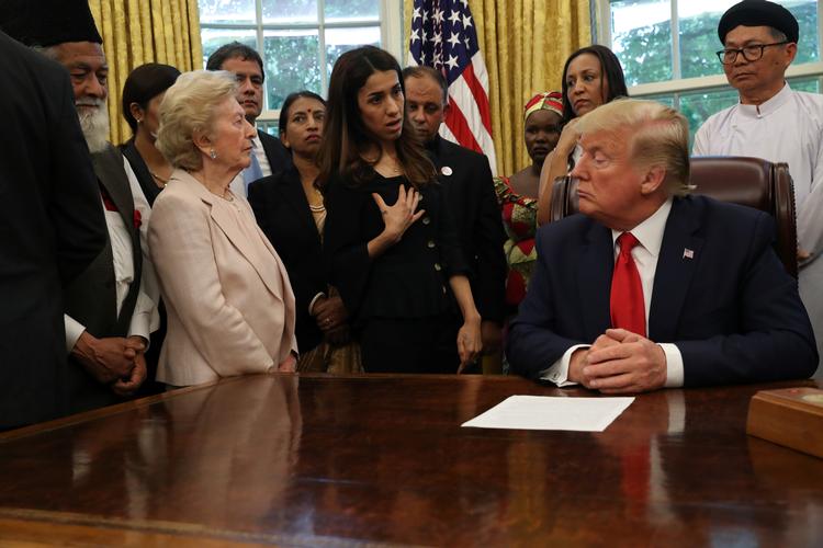 Donald Trump havde onsdag besøg af 27 ofre for religiøs forfølgelse i Det Hvide Hus. Her fortalte blandt andet nobelprisvinderen Nadia Murad om sine personlige tab i krigen mod IS. Foto: Leah Millis/Ritzau Scanpix