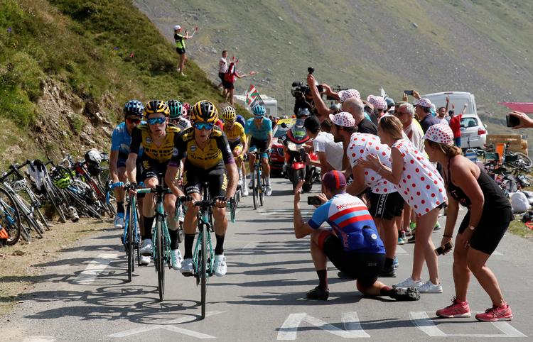 Jumbo-Visma - her med George Bennett og Steven Kruijswijk i front af favoritgruppen - viste sig som det stærkeste hold på den hårde etape til Tourmalet og har store forhåbninger til resten af løbet. Foto: Gonzalo Fuentes/Ritzau Scanpix