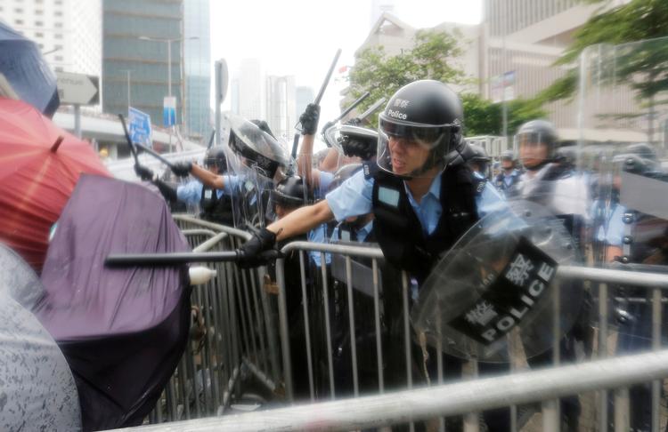 Politiets aggressive fremfærd som her under en tidligere demonstration har vakt voldsom vrede i Hong Kong. Foto: Thomas Peter/Ritzau Scanpix