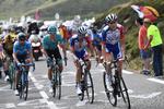 Jakob Fuglsang var længe i stand til at følge de bedste på gårsdagens etape, og her ses han på hjul af den senere vinder Thibaut Pinot, hvis unge holdkammerat David Gaudu satte et voldsomt tempo op mod mål. Foto: Anne-christine Poujoulat/Ritzau Scanpix