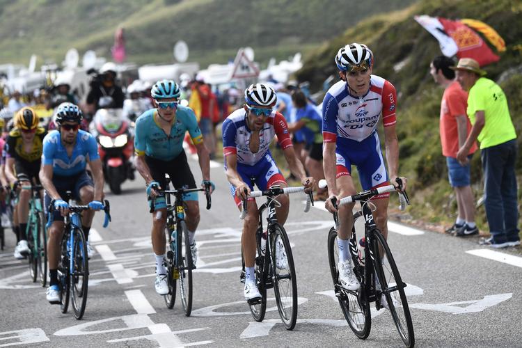 Jakob Fuglsang var længe i stand til at følge de bedste på gårsdagens etape, og her ses han på hjul af den senere vinder Thibaut Pinot, hvis unge holdkammerat David Gaudu satte et voldsomt tempo op mod mål. Foto: Anne-christine Poujoulat/Ritzau Scanpix