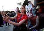 Skuespillerinden Karen Gillan tager et billede med en fan under premieren på 'The Avengers: Endgame' tilbage i april. Foto: Mario Anzuoni/Ritzau Scanpix
