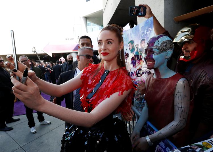 Skuespillerinden Karen Gillan tager et billede med en fan under premieren på 'The Avengers: Endgame' tilbage i april. Foto: Mario Anzuoni/Ritzau Scanpix