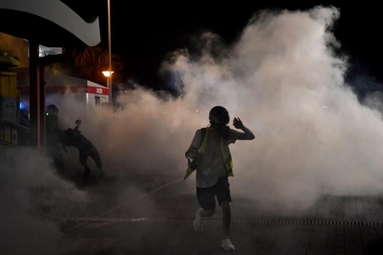 Hundredtusinder af demonstranter er søndag atter gået på gaden i Hongkong i protest mod regeringen.
Politiet har brugt tåregas for at sprede demonstranterne, efter at nogle af dem har kastet æg og maling mod et repræsentationskontor for det kinesiske kommunistparti. Foto: Anthony Wallace/Ritzau Scanpix