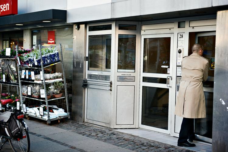 
  Tilid og kontrol.  Fra anonyme kontorer oven på Superbrugsen i Borgergade 28 i det indre København styres TETs kontrol med Politiets Efterretningstjeneste, Forsvarets Efterretningstjeneste og Center for Cybersikkerhed. 
   Foto: Lars Krabbe/POLFOTO