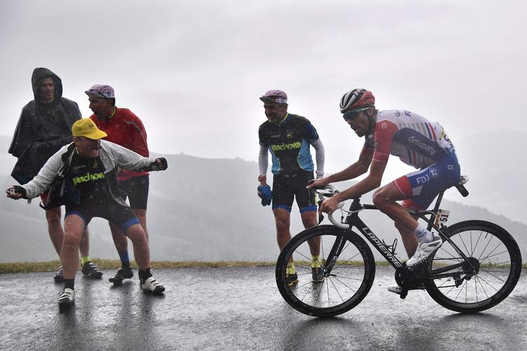 Thibaut Pinot undervejs på sit formidable ridt op mod målet på den sidste etape i Pyrenæerne, som bragte ham et stort skridt nærmere podiet.
 Foto: Marco Bertorello/Ritzau Scanpix