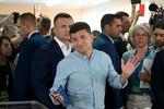 Den første valgstedsmåling tyder på, at Ukraines præsident Volodimir Zelenskijs parti, Folkets Tjener, står til at få 43,9 procent af stemmerne ved søndagens parlamentsvalg i landet. Foto: Genya Savilov/Ritzau Scanpix
