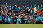 Med en sejrsmargin på 6 slag kunne Shane Lowry juble hele vejen op ad 18. fairway til en kolossal modtagelse omkring green.
   Foto: Paul Childs/Ritzau Scanpix