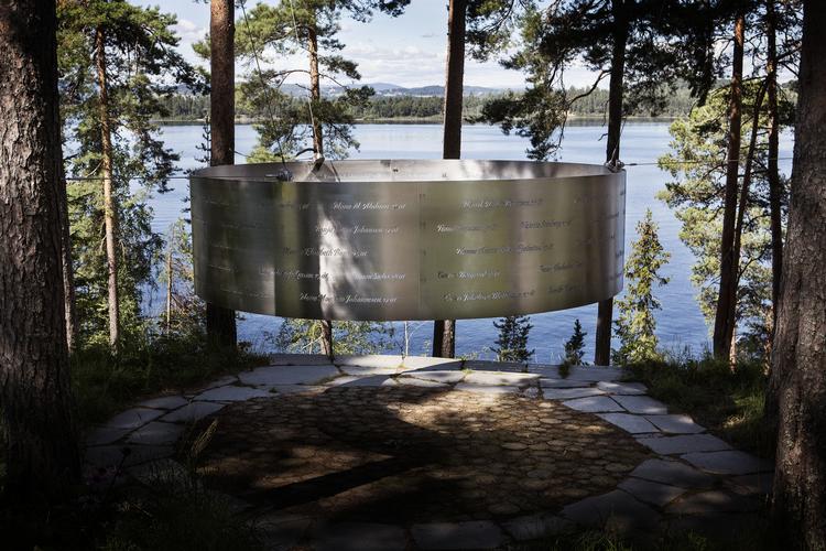 Det er vigtigt, at også fremtidens generationer lærer om det angreb, der den 22. juli 2011 ramte og rystede Norge - blandt andet på Utøya. Sådan lyder budskabet søndag ved et 'minde og lære'-arrangement i bygningen Høyblokka ved Oslos regeringskvarter.  Foto: Rune Aarestrup Pedersen/POLFOTO
