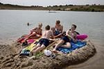 Drengene kan bare tage af sted til den nedlagte grusgrav  Lynghøjsøerne ved Svogerslev i denne uge. For der bliver mulighed for en badetur.  Foto: Jacob Ehrbahn/POLFOTO