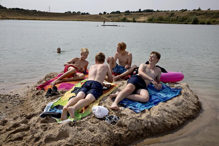 Drengene kan bare tage af sted til den nedlagte grusgrav  Lynghøjsøerne ved Svogerslev i denne uge. For der bliver mulighed for en badetur.  Foto: Jacob Ehrbahn/POLFOTO