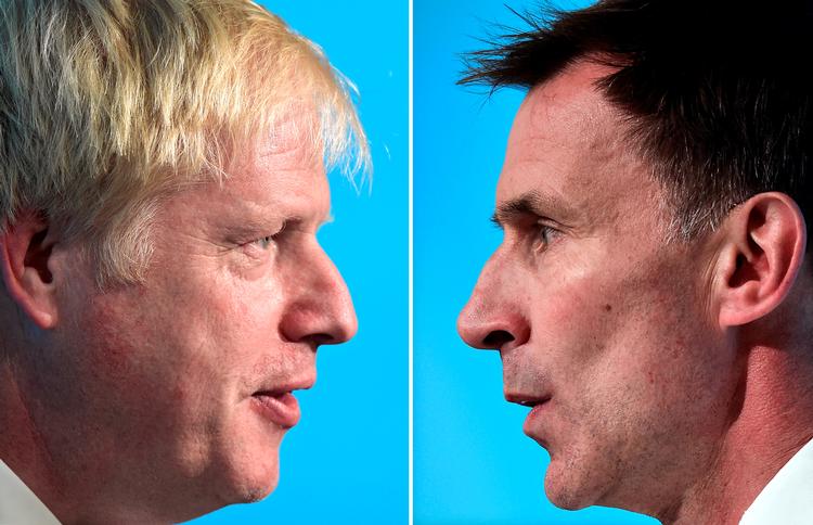 I morgen bliver det offentliggjort, hvem der bliver premierminister i Storbritannien og skal overtage Theresa Mays arbejde med at få landet ud af EU. De to kandidater er Boris Johnson (tv) og Jeremy Hunt (th) Foto: Rebecca Naden/Ritzau Scanpix