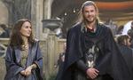 Natalie Portman, her i rollen som Jane Foster i 'Thor: The Dark World', overtager helten Thors (Chris Hemsworth på billedet) superkræfter i ny film. Foto: Jay Maidment / AP / Ritzau Scanpix