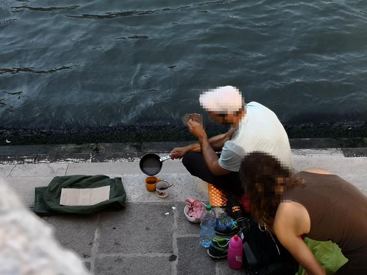 Et tysk par, der var på rygsækrejse i Venedig, fik en bøde og blev bedt om at forlade byen, efter de havde brygget en kop kaffe på et gasblus på gaden. Foto: -/Ritzau Scanpix