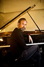 
    Musiker Henrik Lindstrand har foruden rockgruppen Kashmir komponeret en hel del  og udgivet musik i eget navn, senest med 'Nattresan', der både er fortællende og billeddannende. 
   Foto: Stine Bidstrup/POLFOTO