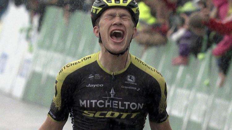 Christopher Juul-Jensen skriver sine tanker ned.  De er værd at dvæle ved.  Foto: Haslund Film / TV 2
 