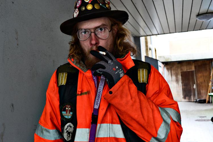 Michael Skovby lever som landevejsridder og tjener lidt ved at sælge Hus Forbi. Men han er en af de 162.500 danskere, som lever uden fast indkomst og ingen skat betaler. Foto: Ida Zander