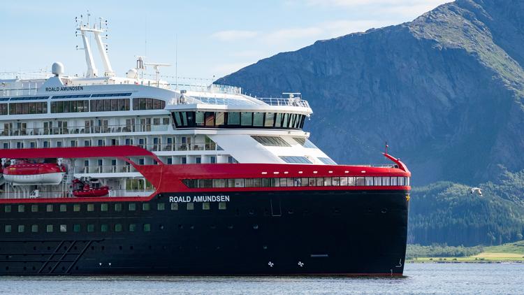 MS Roald Amundsen kan switche mellem at sejle på batteri og flydende naturgas. Foto: Hurtigruten/Espen Mills