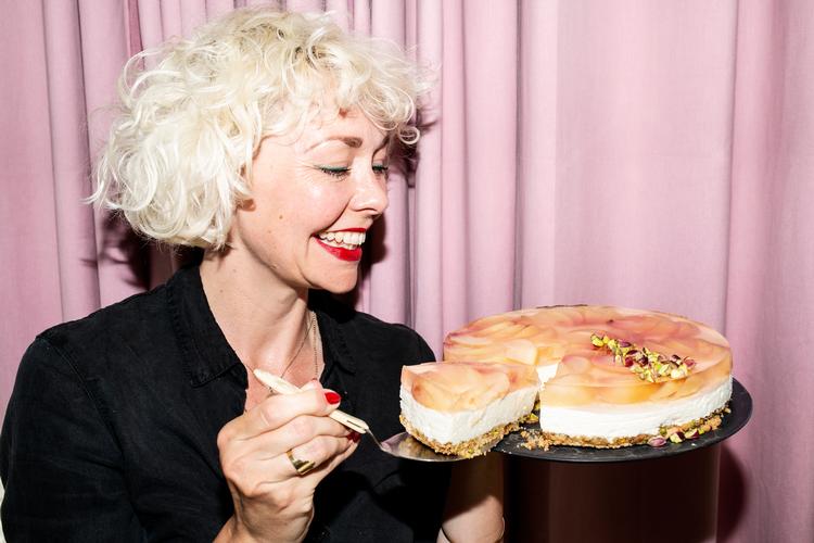 De hvide ferskner er som det pureste hvidguld, der f. eks. kan forvandles til en pastelfarvet ostekage med pistacier og mild rosensmag. Foto: Jens Hartmann Schmidt/POLFOTO