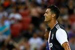 Forleden scorede Christiano Ronaldo i en træningskamp mod Tottenham i Asien. Nu kan han glæde sig over, at en gammel voldtægtsanklage mod ham ikke ender i en retssag. Foto: Feline Lim/Ritzau Scanpix