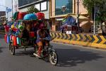 En kvinde fra Cambodja fragter sine varer i hovedstaden Phnom Penh. Nu har en multiresistent malaria spredt sig i landet og til flere andre lande, lyder advarslen.  Foto: Tang Chhin Sothy/Ritzau Scanpix