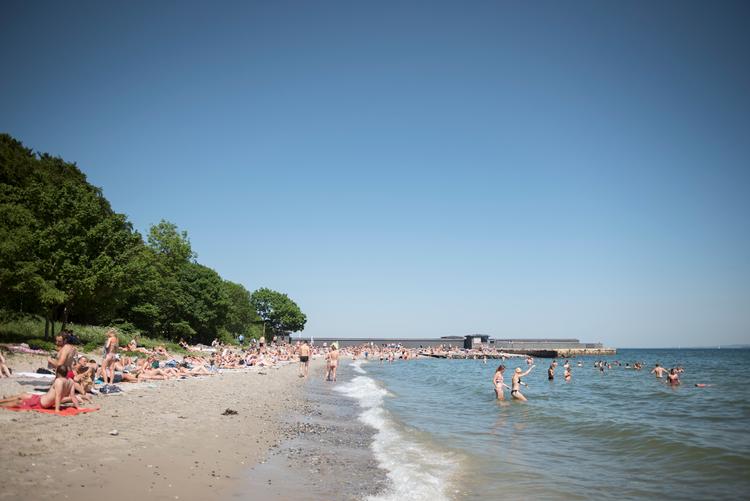 Ældre danskere vælger i højere grad at blive hjemme i Danmark, når der skal holdes ferie. Her et billede fra stranden Den Permanente i Aarhus.  Foto: Laura Bisgaard Krogh