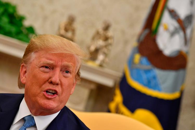 Når Trump fortsat tøver med at trække USA ud af NATO, kan det også hænge sammen med, at den offentlige opinion ikke uden videre vil kunne godkende et så dramatisk skridt, skriver Gorm Rye Olsen fra RUC.
   Foto: Nicholas Kamm/Ritzau Scanpix
